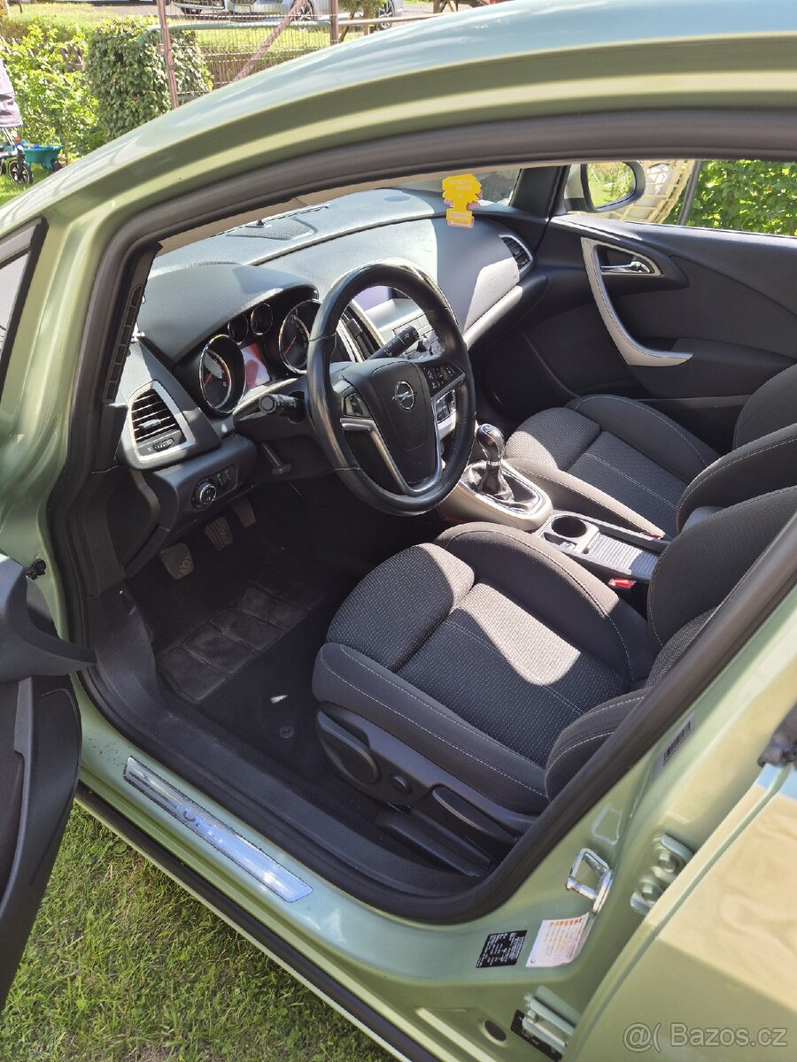 Opel Astra J 1.4 Turbo, benzín - 4