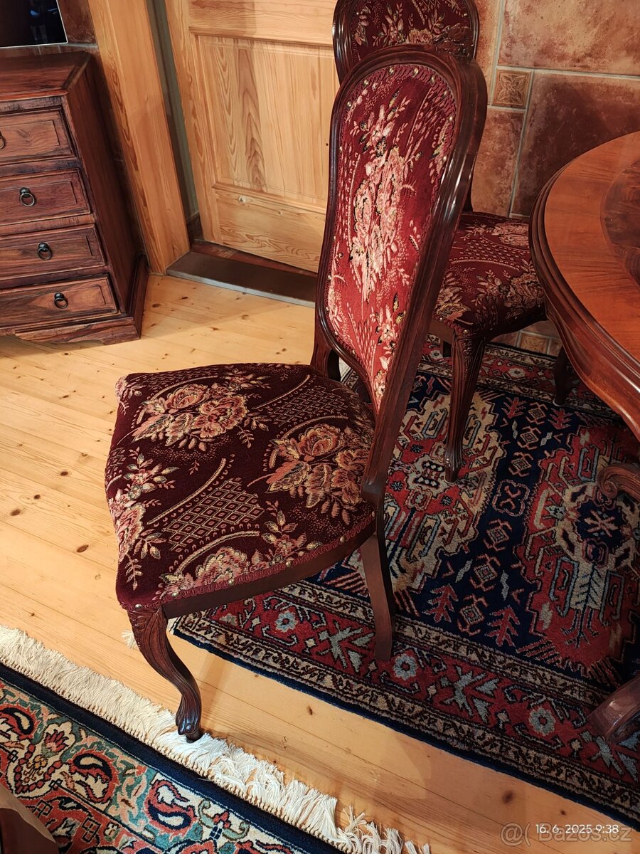 Jídelní stůl se čtyřmi židlemi a dvěma křesílky - 4