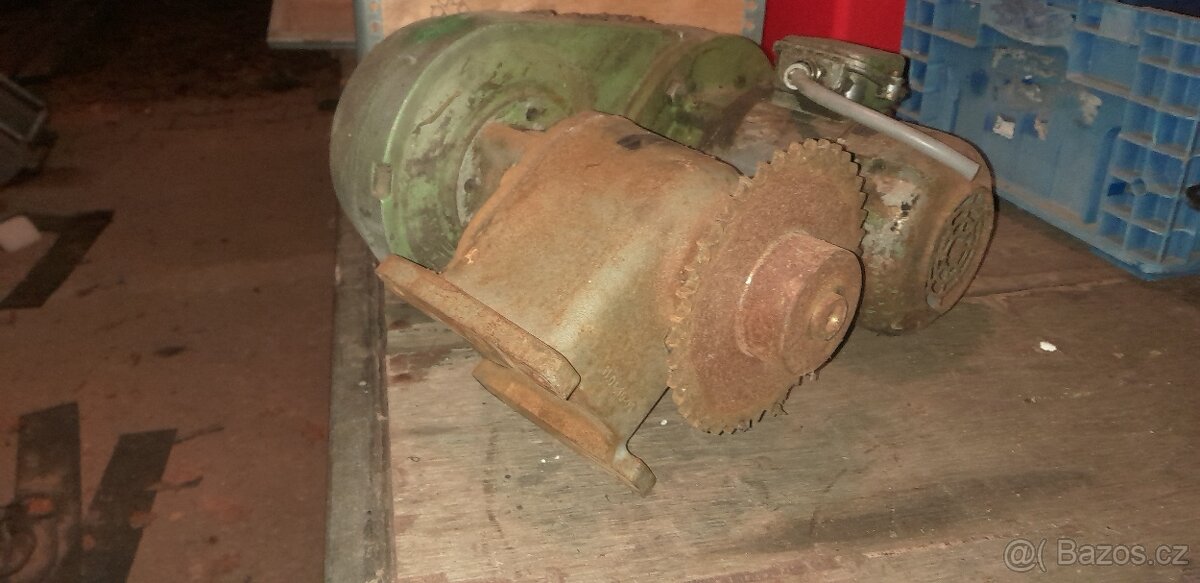 Elektromotor s převodovkou - 4