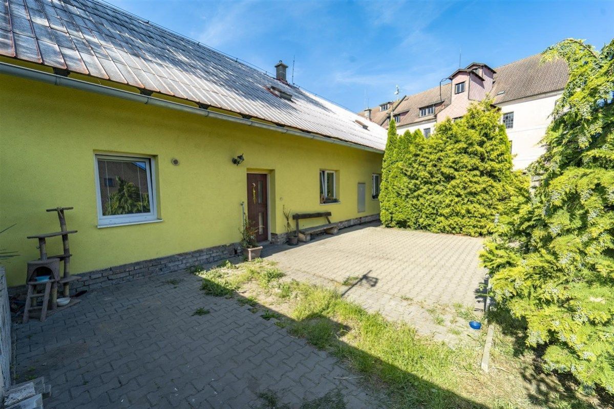 Pěčice, prodej rodinného domu 206 m2 (3 byty, sklady 2700 m2 - 4