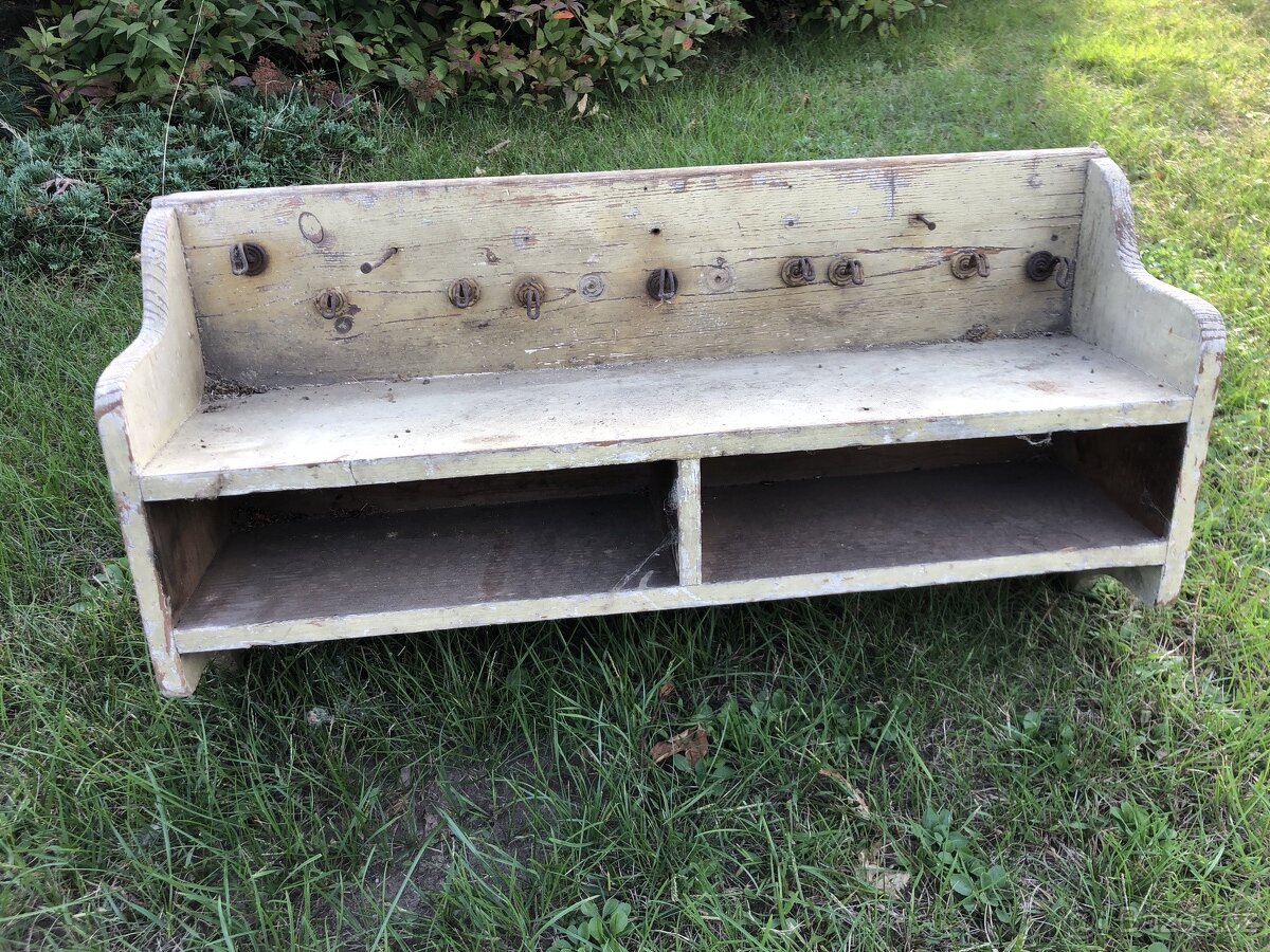 Polička, dřevěný svícen, košíky - 4