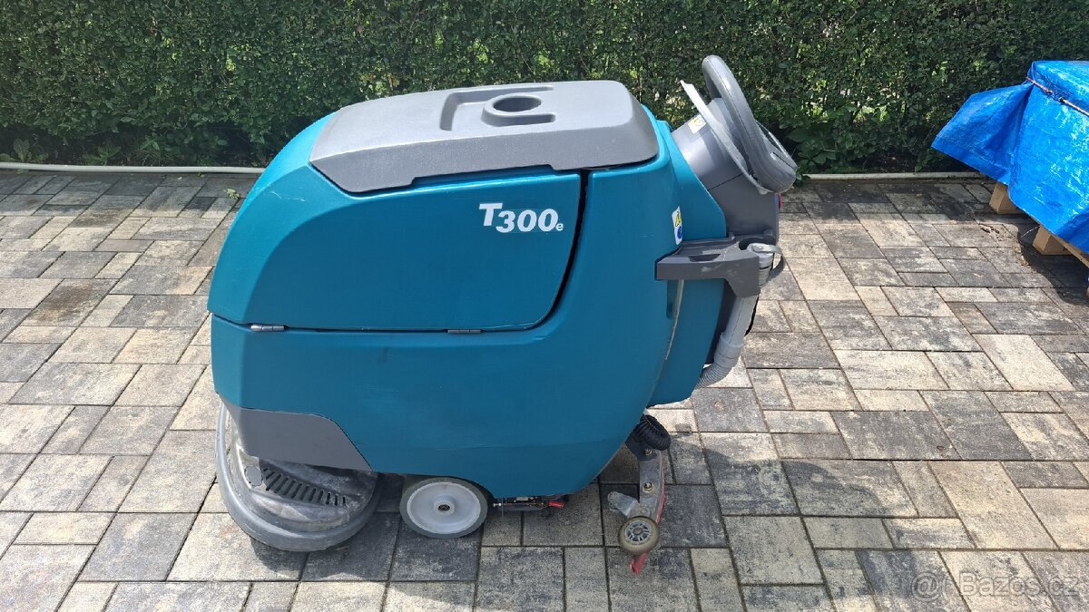 Podlahový mycí stroj TENNANT T300e 600mm - 4