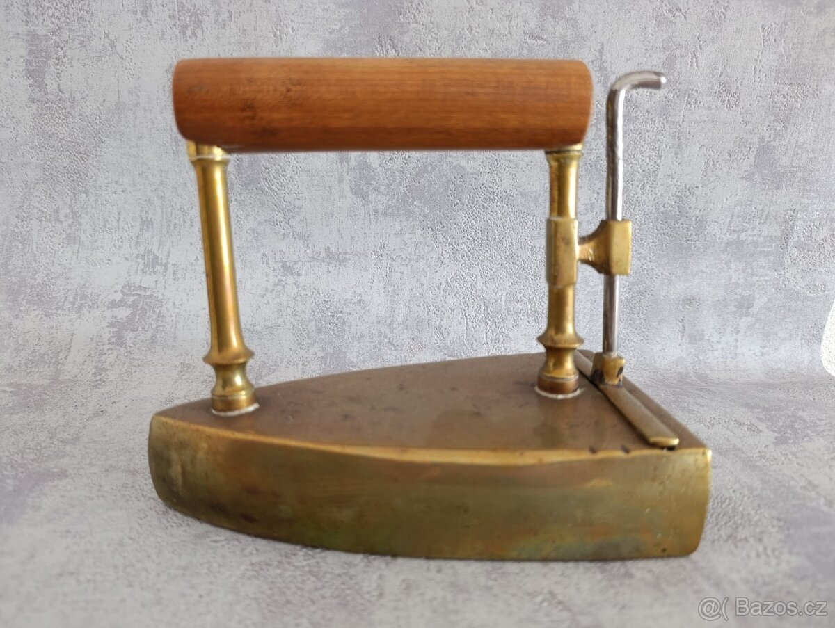 Stará zachovalá mosazna žehlička č.7 (vzadu značeni 7) - 4