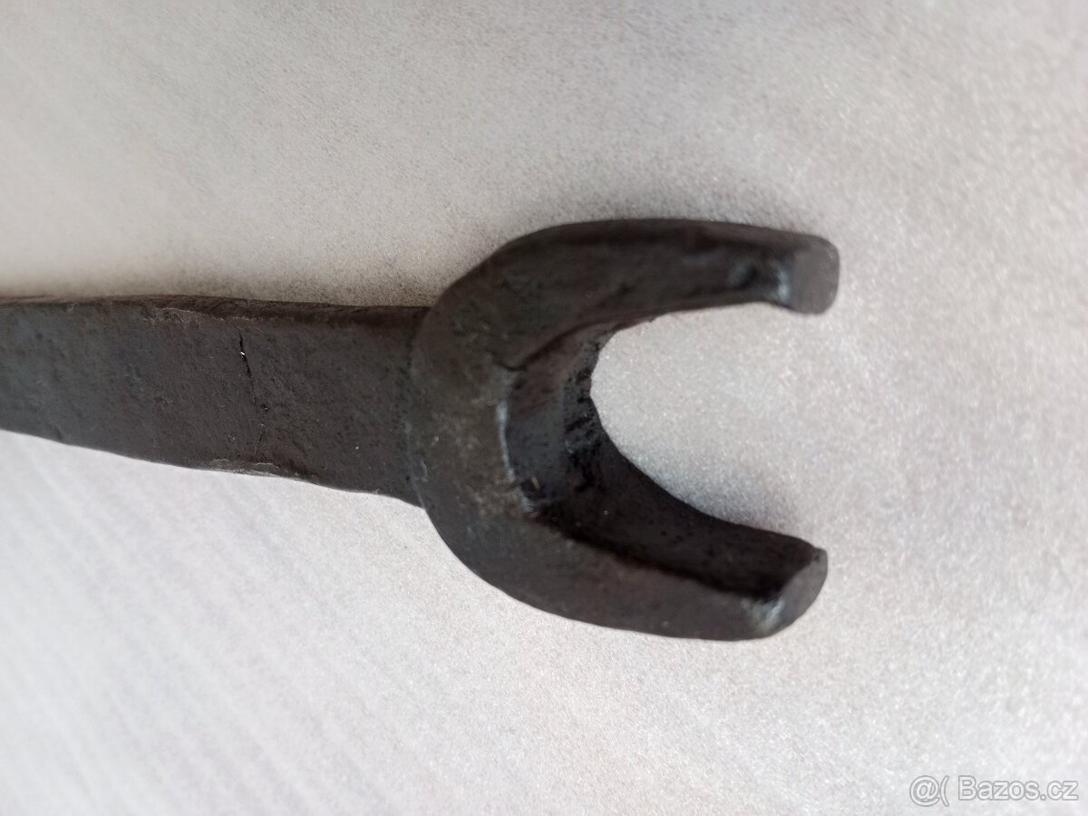 Historické nářadí - klíč k parnímu stroji apod. - 4