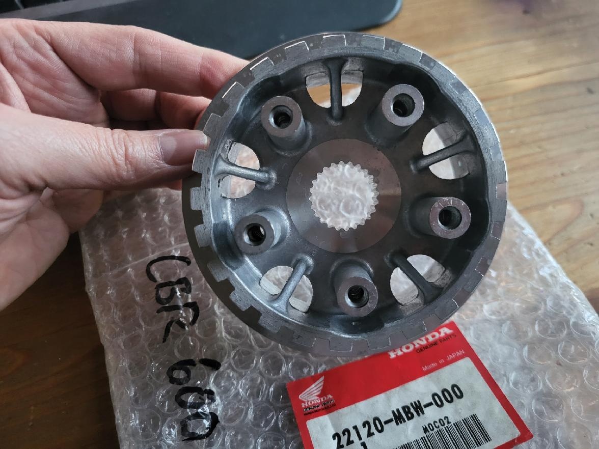 Honda CBR 600F4- unašeč spojky OEM 22120-MBW-000 - 4