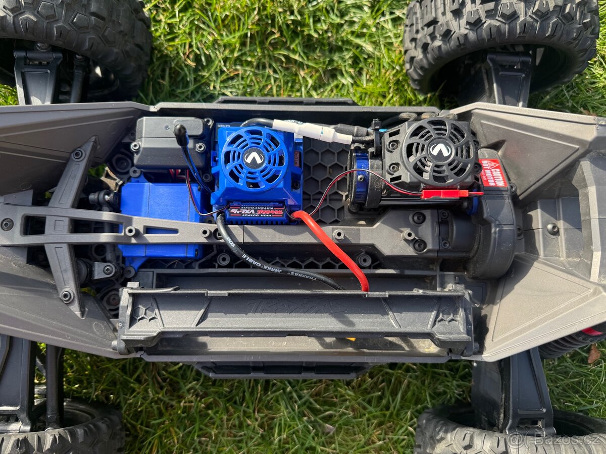 Traxxas maxx 1:8 - 4