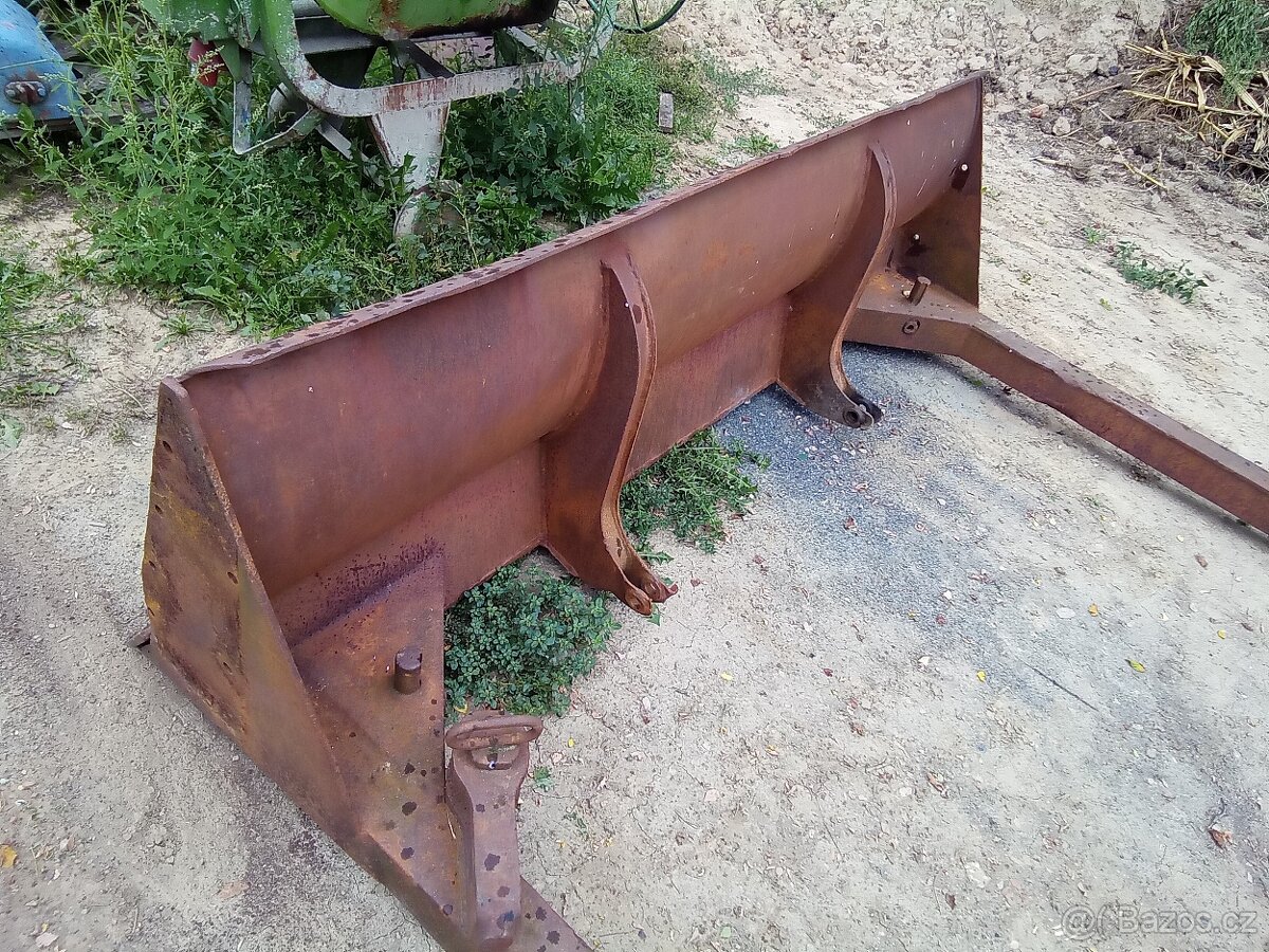 Čelní radlice na pásový raktor DT - 4