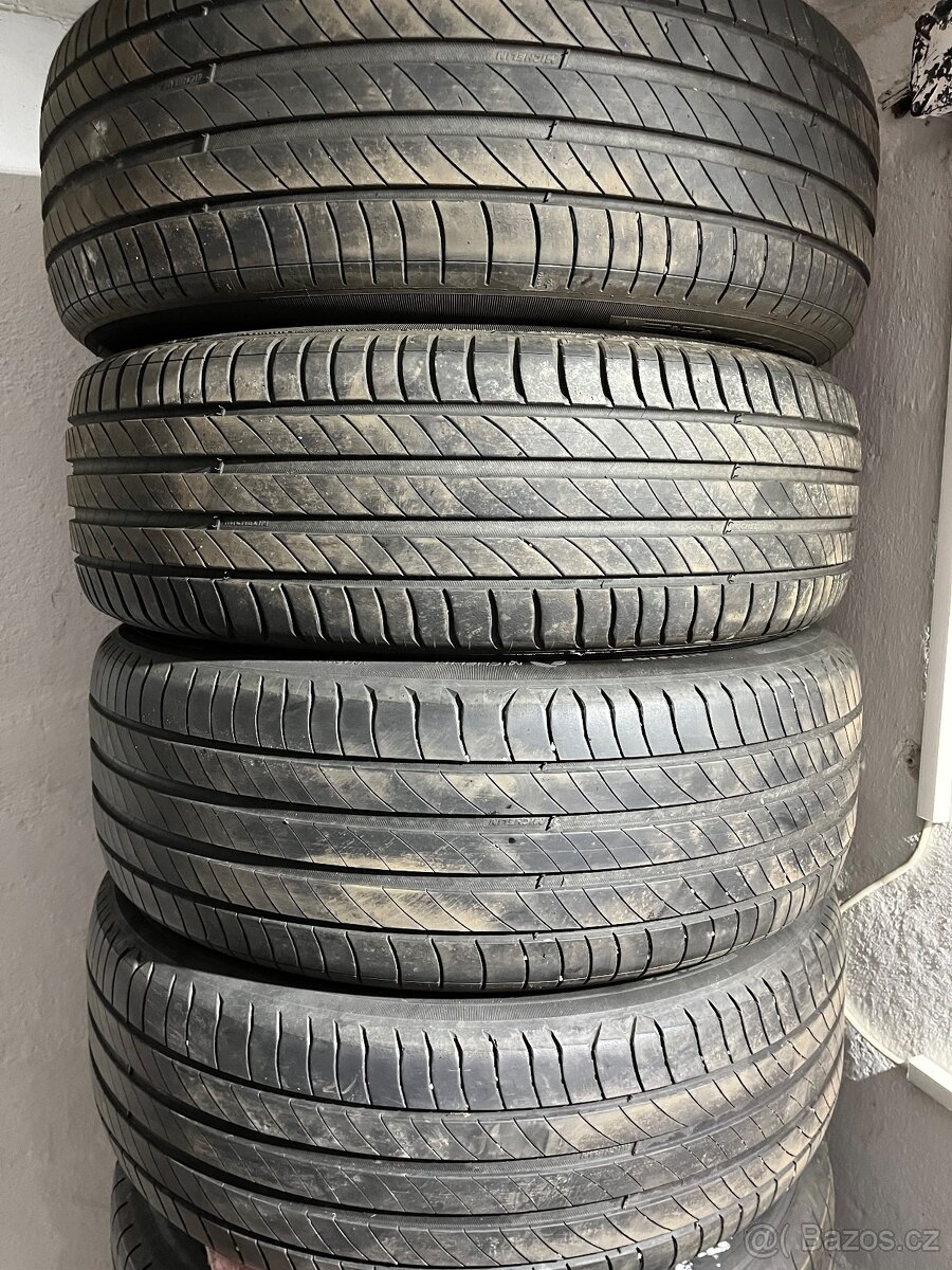 Prodám pneu 215/60R17 - 4