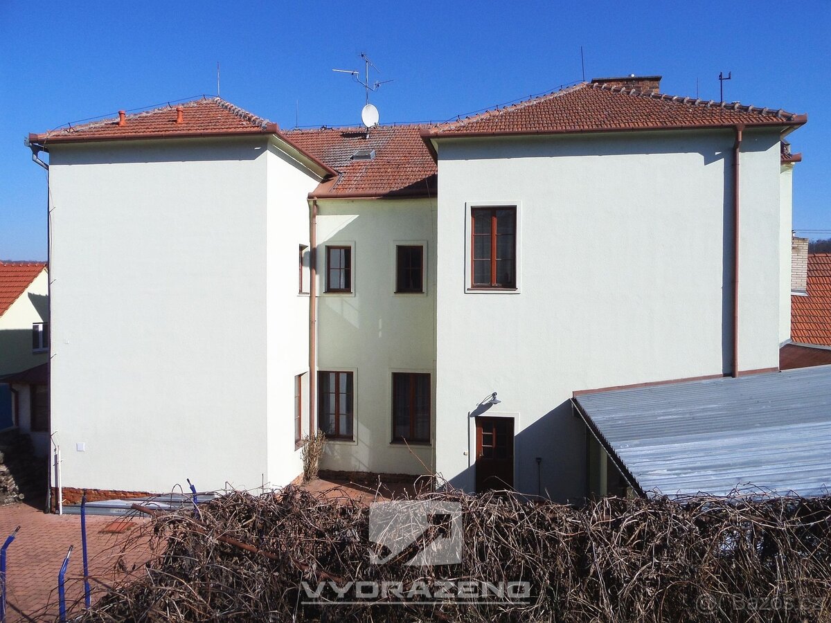 Dvoupodlažní dům (cca 400 m2), pozemky 1.130 m2. Dolní Kouni - 4