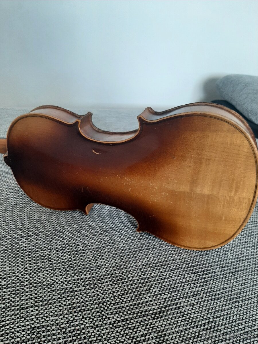 Housle 4/4 - 4