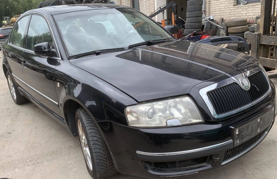 Škoda Superb veškeré díly z vozu modrý černý - 4