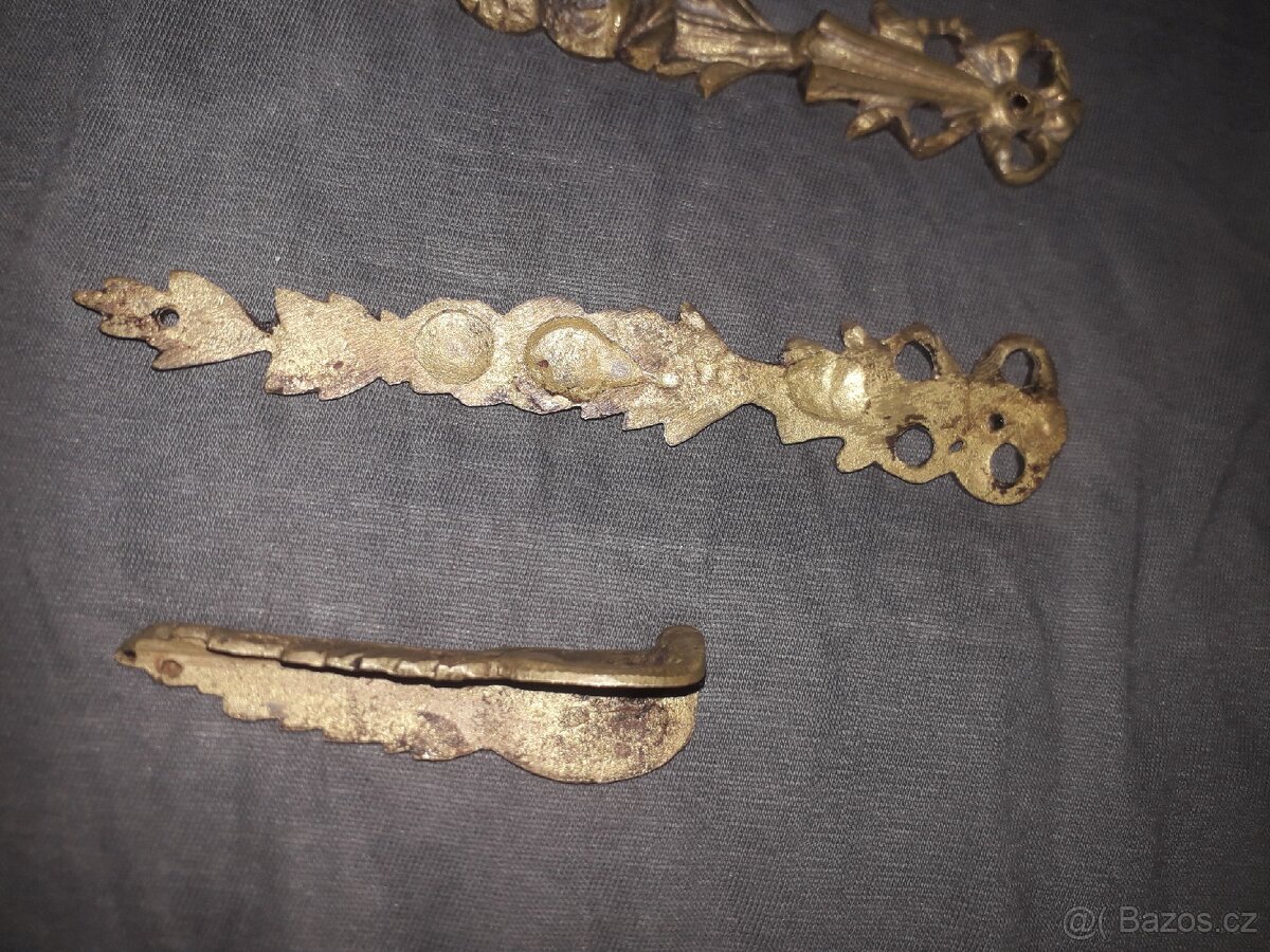 Starožitné lité ozdoby na skříň - 4