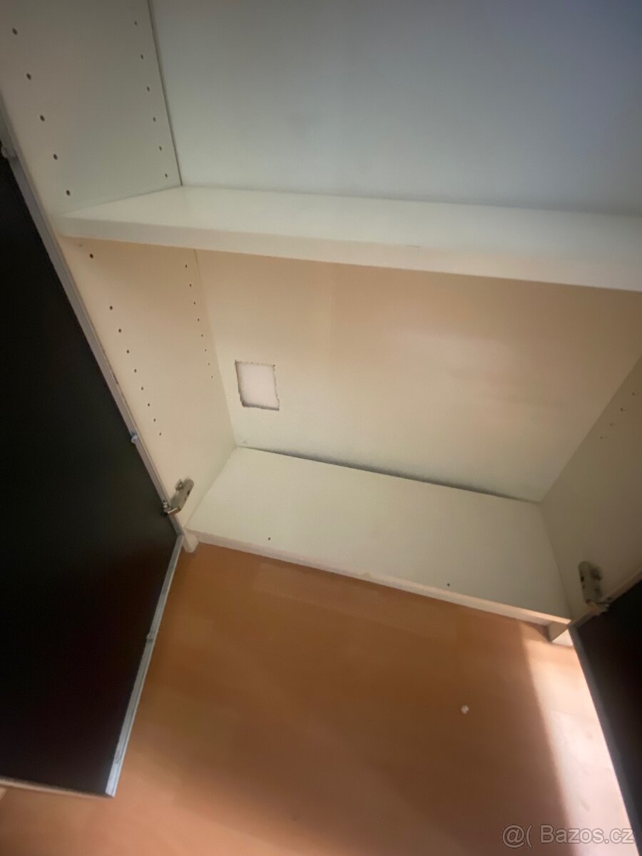 Knihovna s dvířky - 4