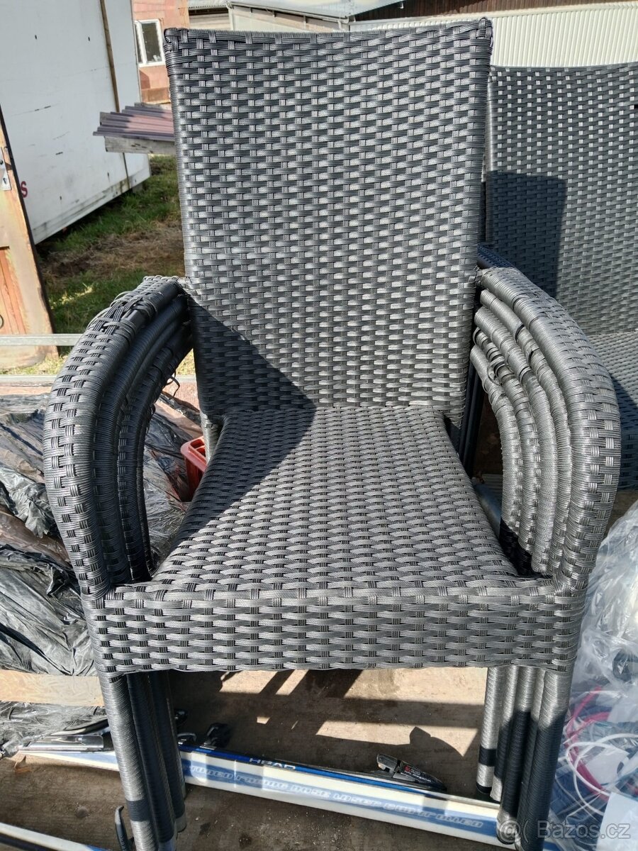 Rozkládací stoly a venkovní židle - 4