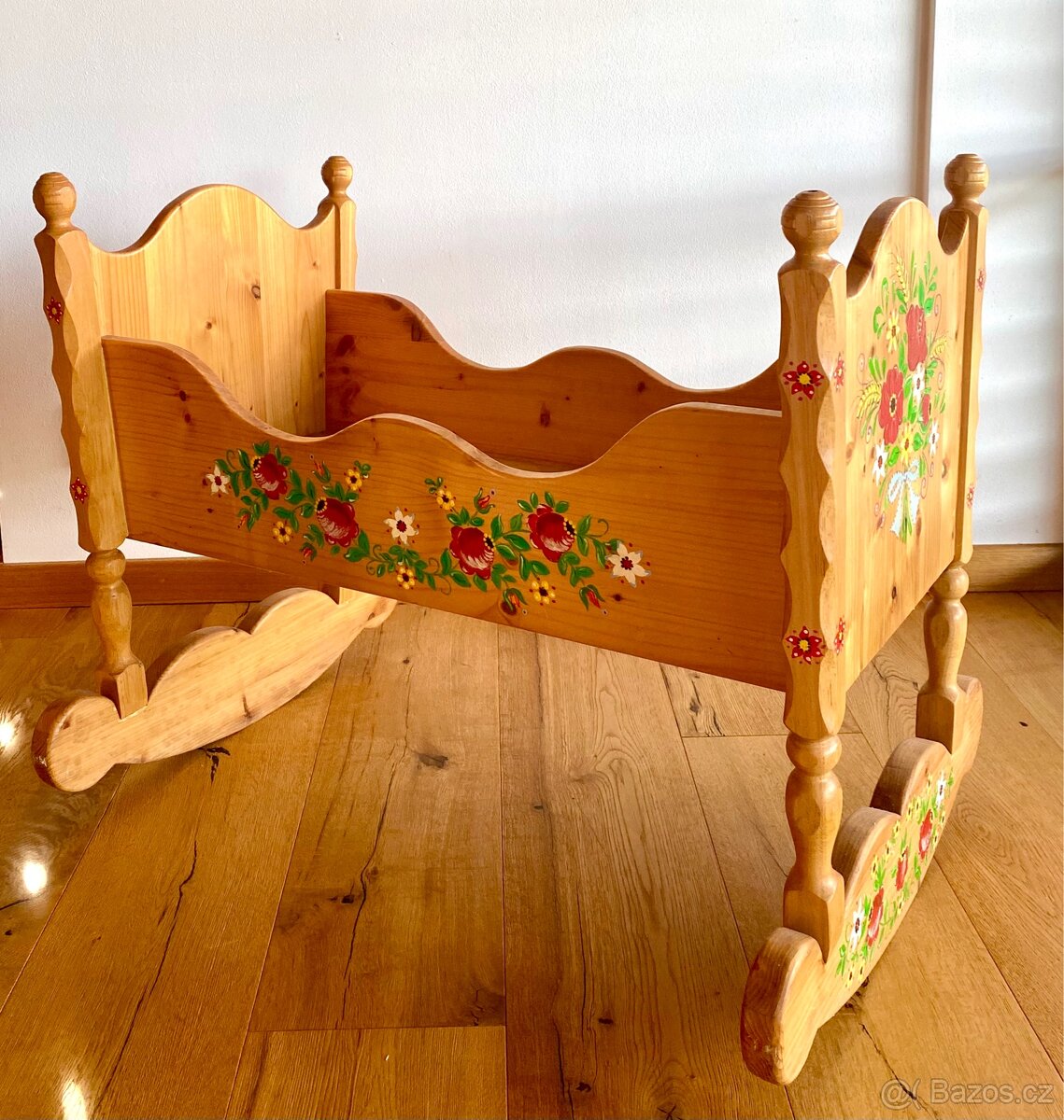 Stará dřevěná malovaná kolébka - 4