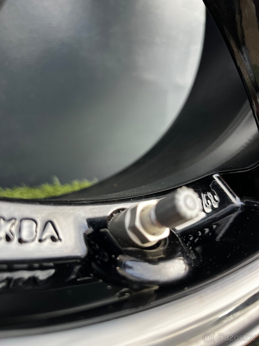 Alu kola Hyundai, Kia 215/55/17 zimní 100% stav - 4