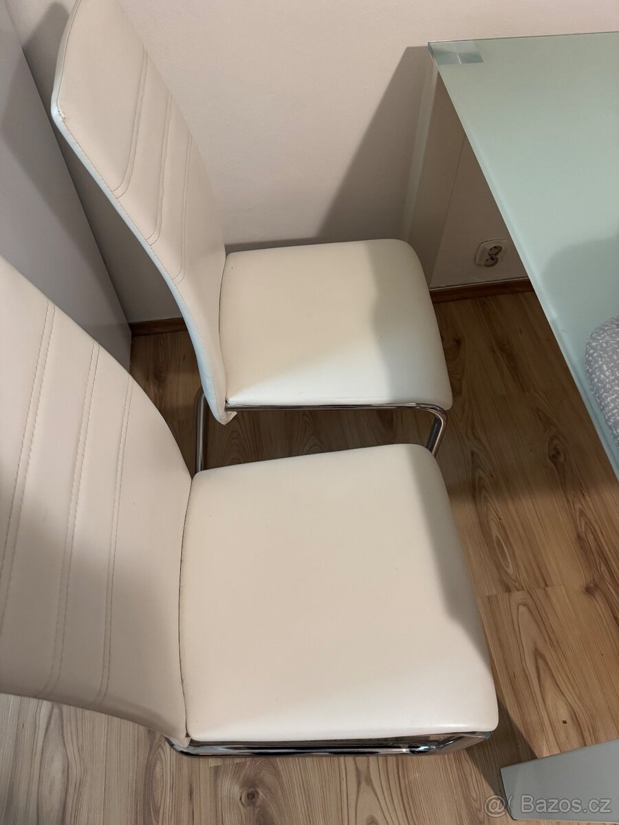 Prodám jídelní stůl se čtyřma židlema - 4