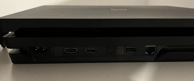 PlayStation 4 PRO + 2 ovladače + 5 her - 4