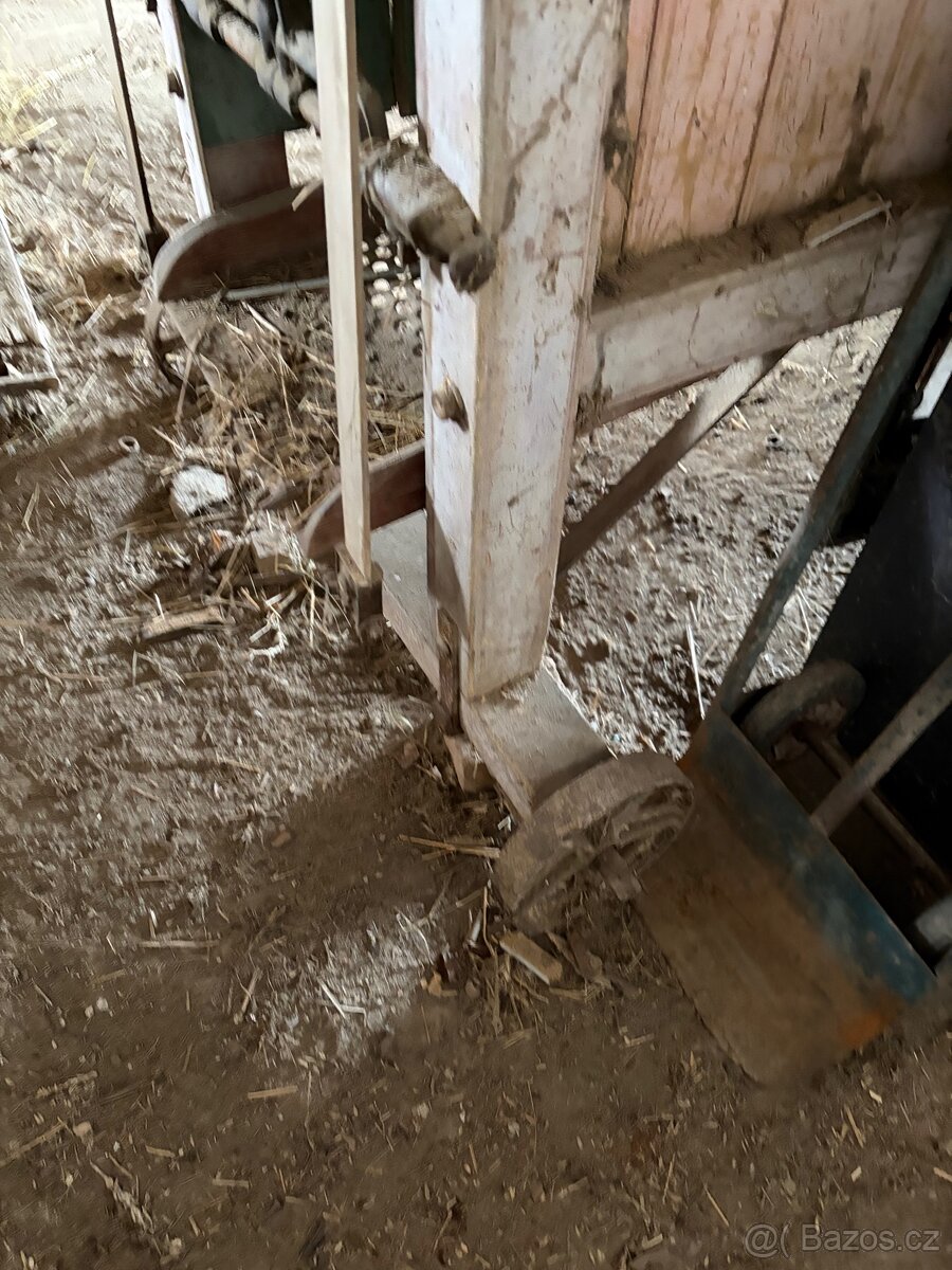 Starý zemědělský stroj – čistička / mlátička obilí - 4