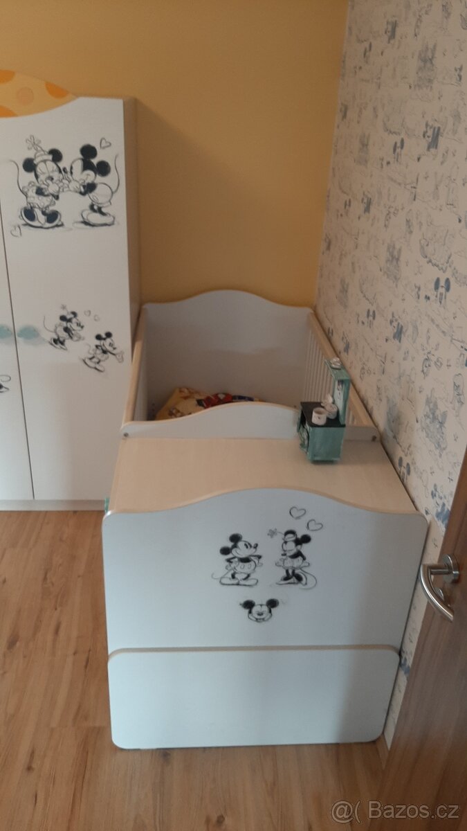 dětská postýlka a skříň - 4