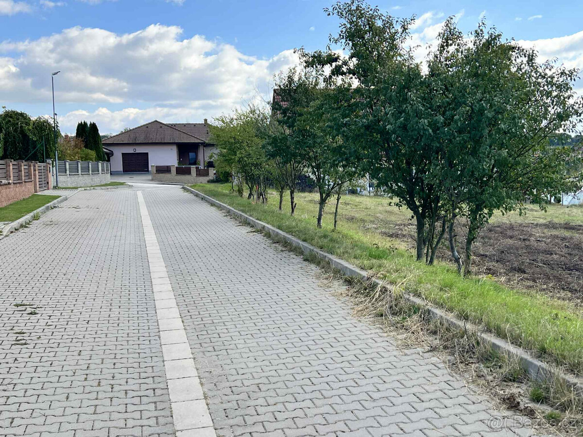 Prodej stavebního pozemku 954 m² Petráveč - 4