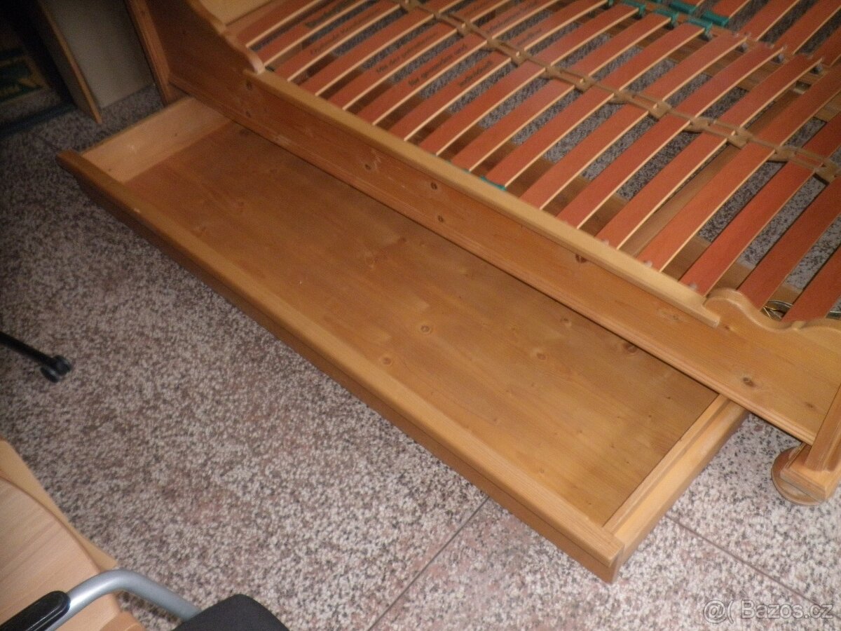 Dřevěná manželská postel s rošty - 4