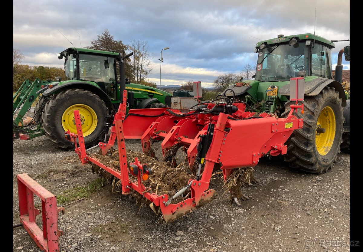 Dlátový pluh, John Deere 8120 - 4