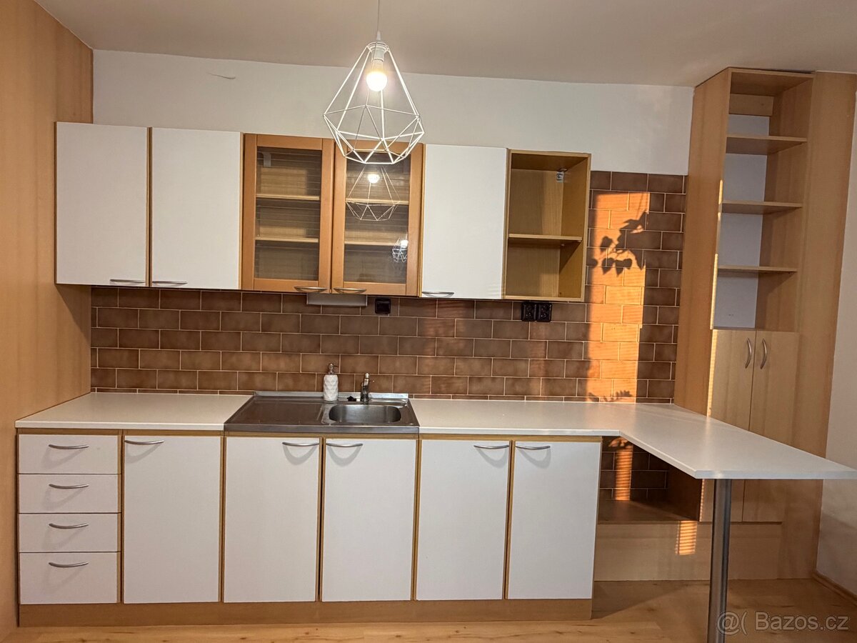 Kuchyňská linka – skvělý stav - 4