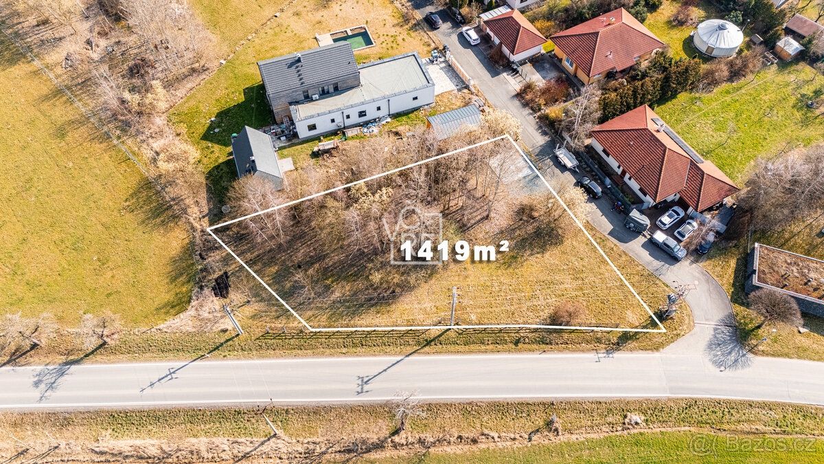Prodej pozemku 1419 m² určeného k výstavbě RD v obci Svinaře – pohled 4