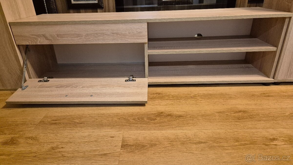 Světlá obývací stěna - 4