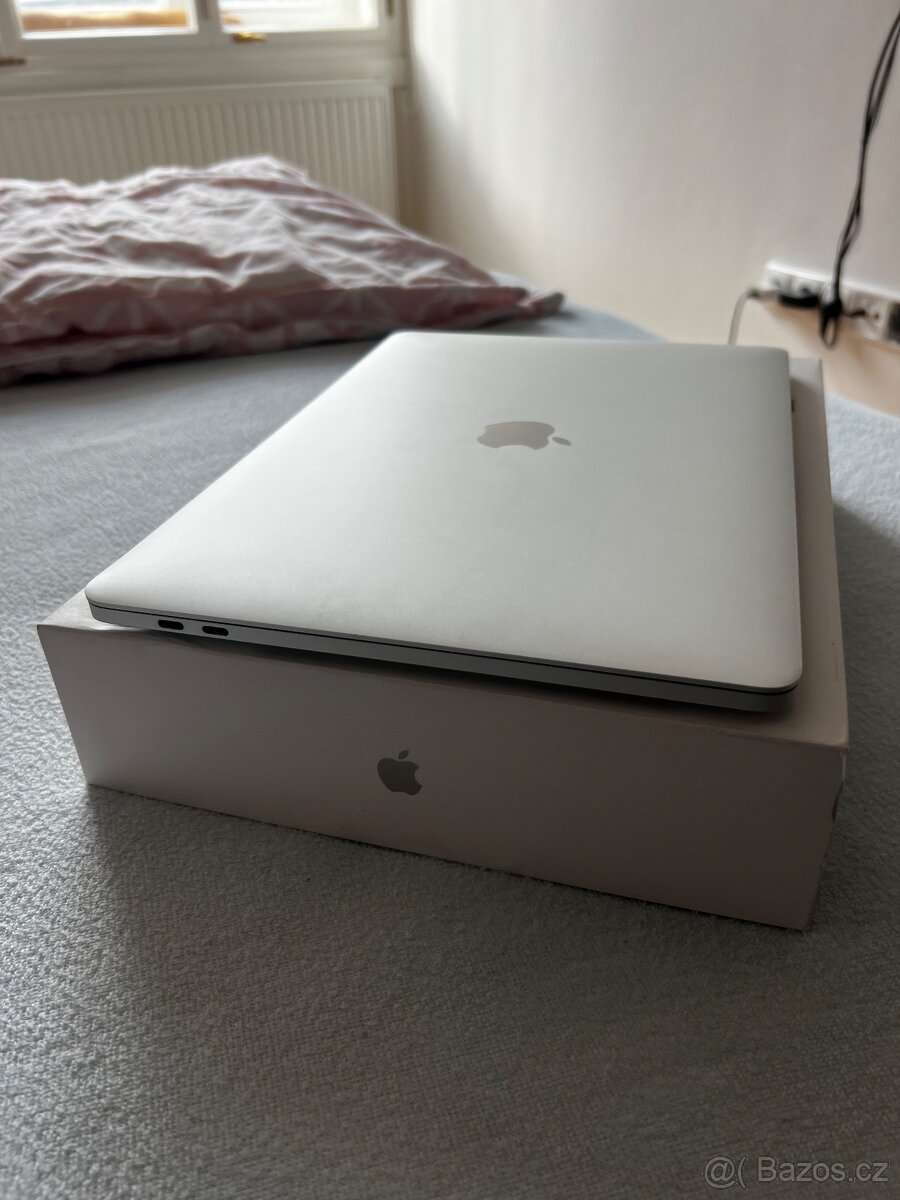 Apple MacBook Pro 13" s Touch Barem (2016) - i5 / 8GB - 4