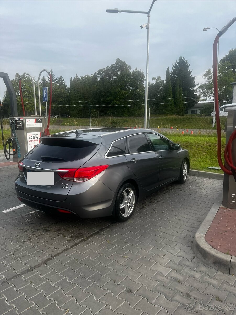 Hyundai i40 Premium 1.7 CRDi – plná výbava, 2 sady kol - 4