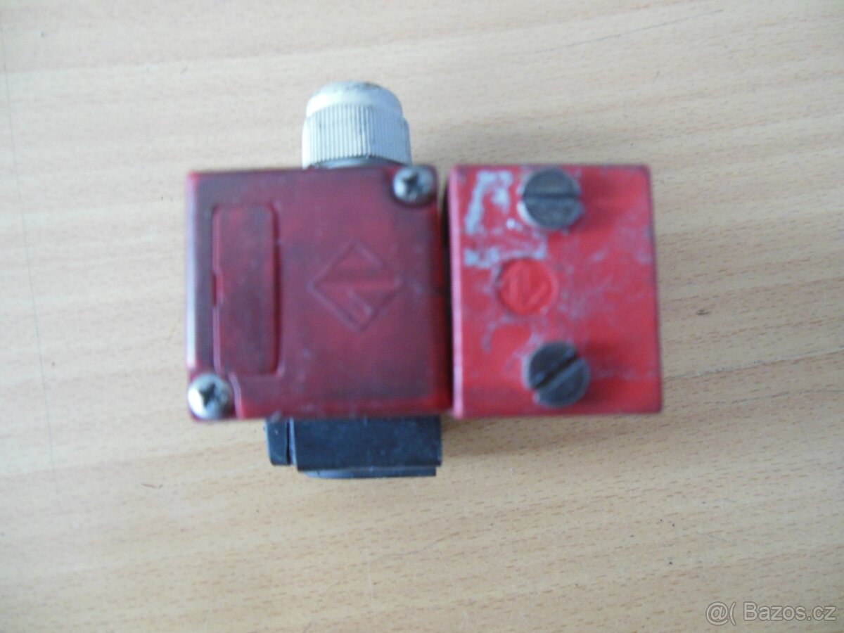 Pojistková pouzdra, koncové spínače, Bezpečnostní spínač. - 4