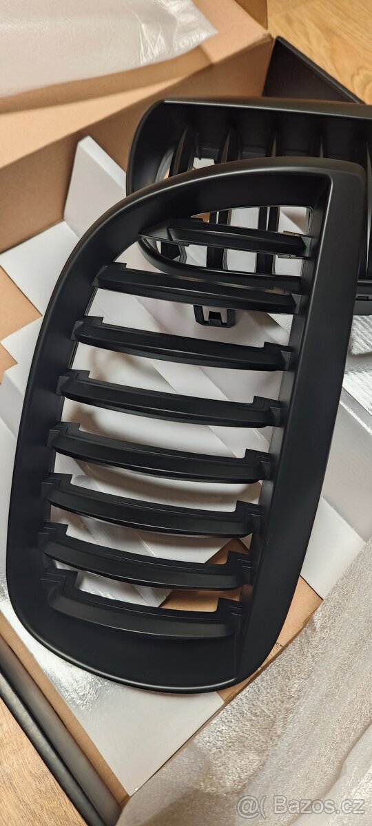 PŘEDNÍ MASKA, LEDVINKY BMW 1 E87, E81, 2004-2007, ČERNÁ - 4