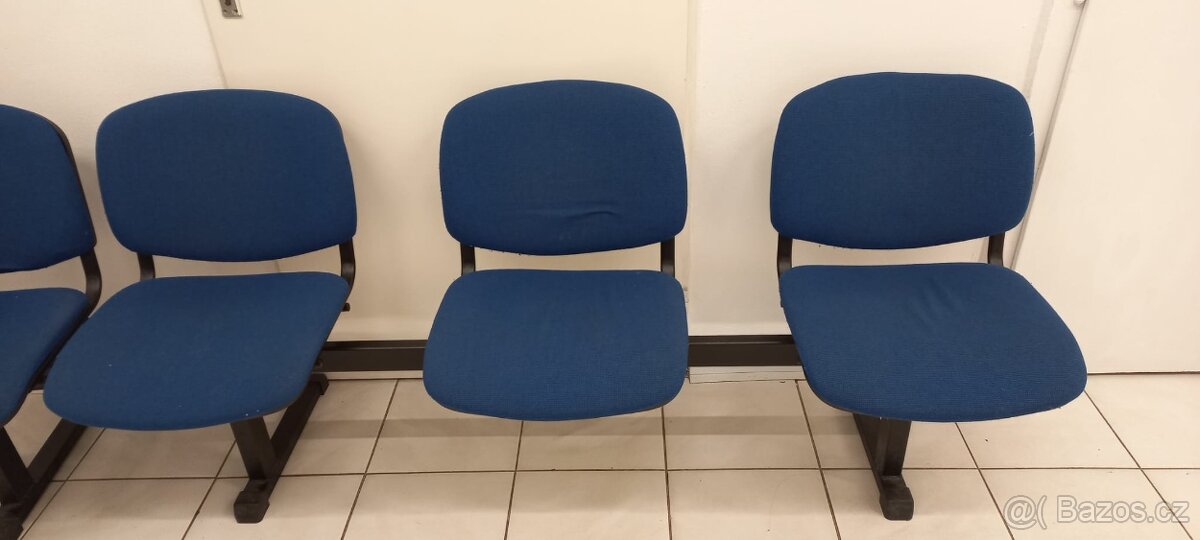 Prodáme polstrované čekárenské modré lavice - 4