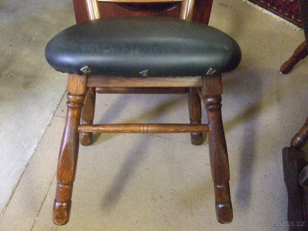 Masivní stůl s osmi židlemi - 4