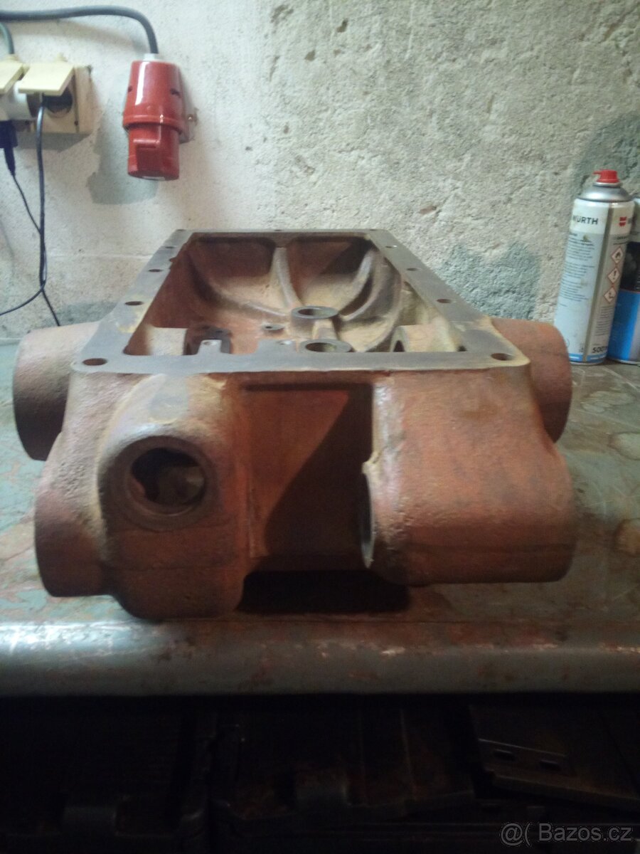 Prodám víko hydrauliky Zetor URI - 4