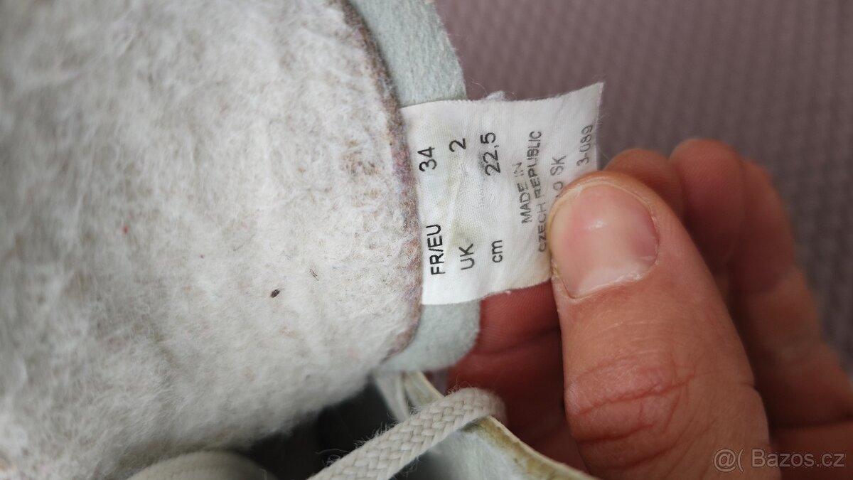 Prodám dívčí brusle vel. 34 - 4