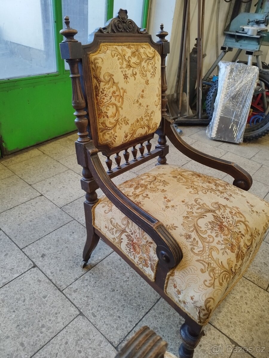 STAROŽITNÝ STŮL A ŽIDLE - 4