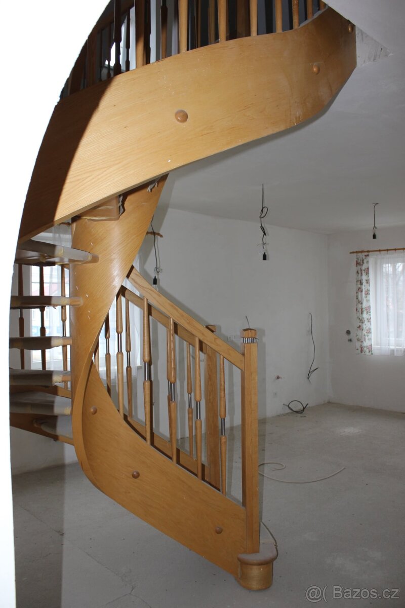 Jasanové masivní schody 333cm - 4