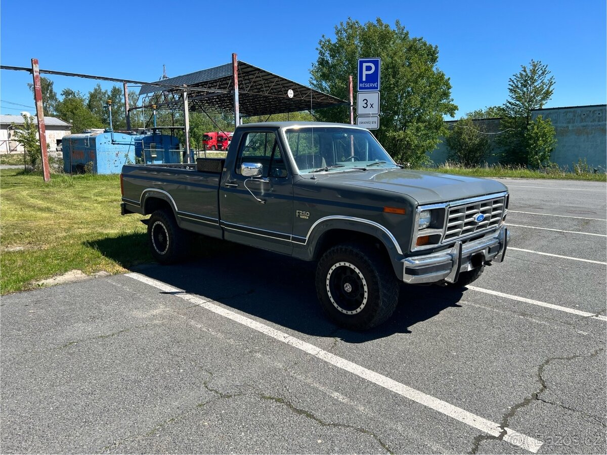 Ford F250 4x4 manuál benzin 7,5l