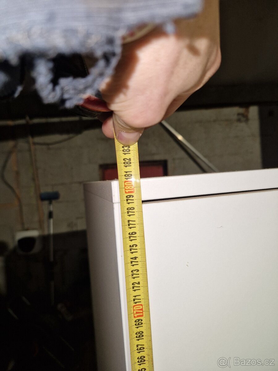 Šatní skříňka - 4