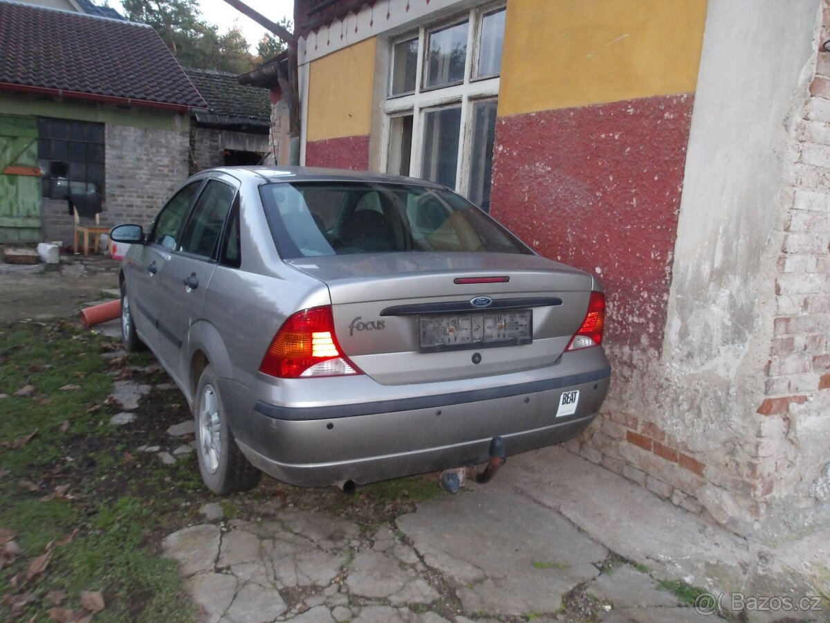 Ford Focus sedan benzín - 4