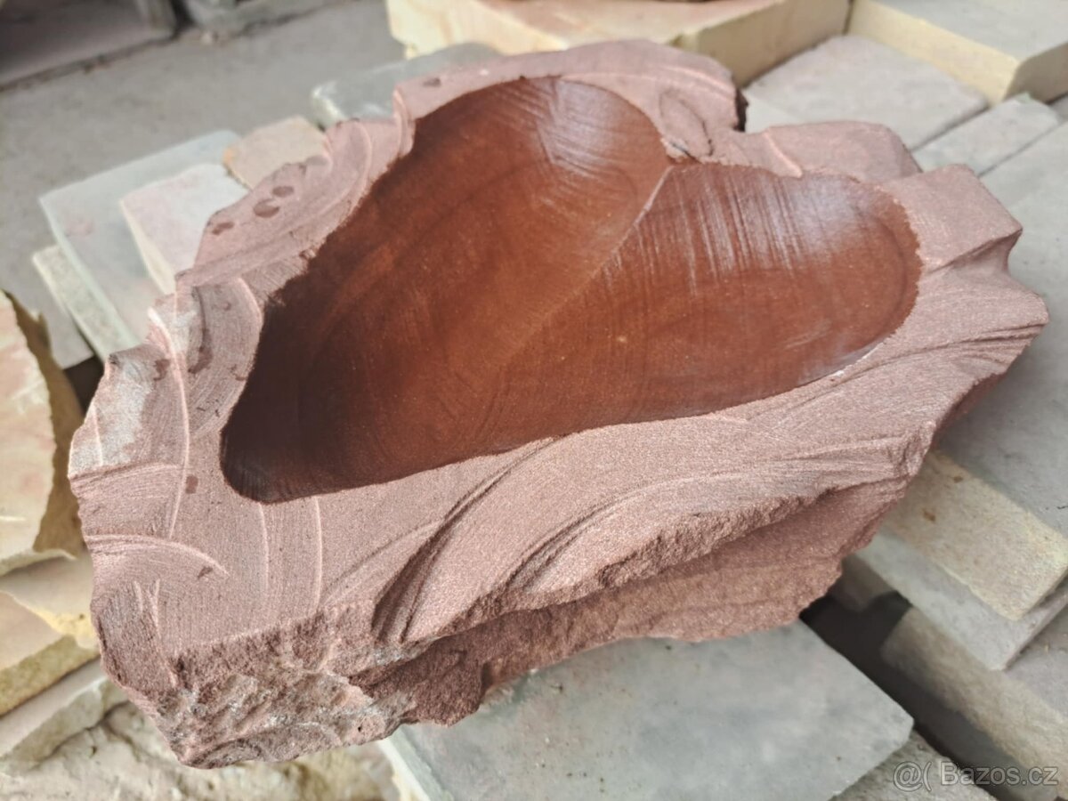 Pítka ve tvaru srdce z červeného pískovce - 4