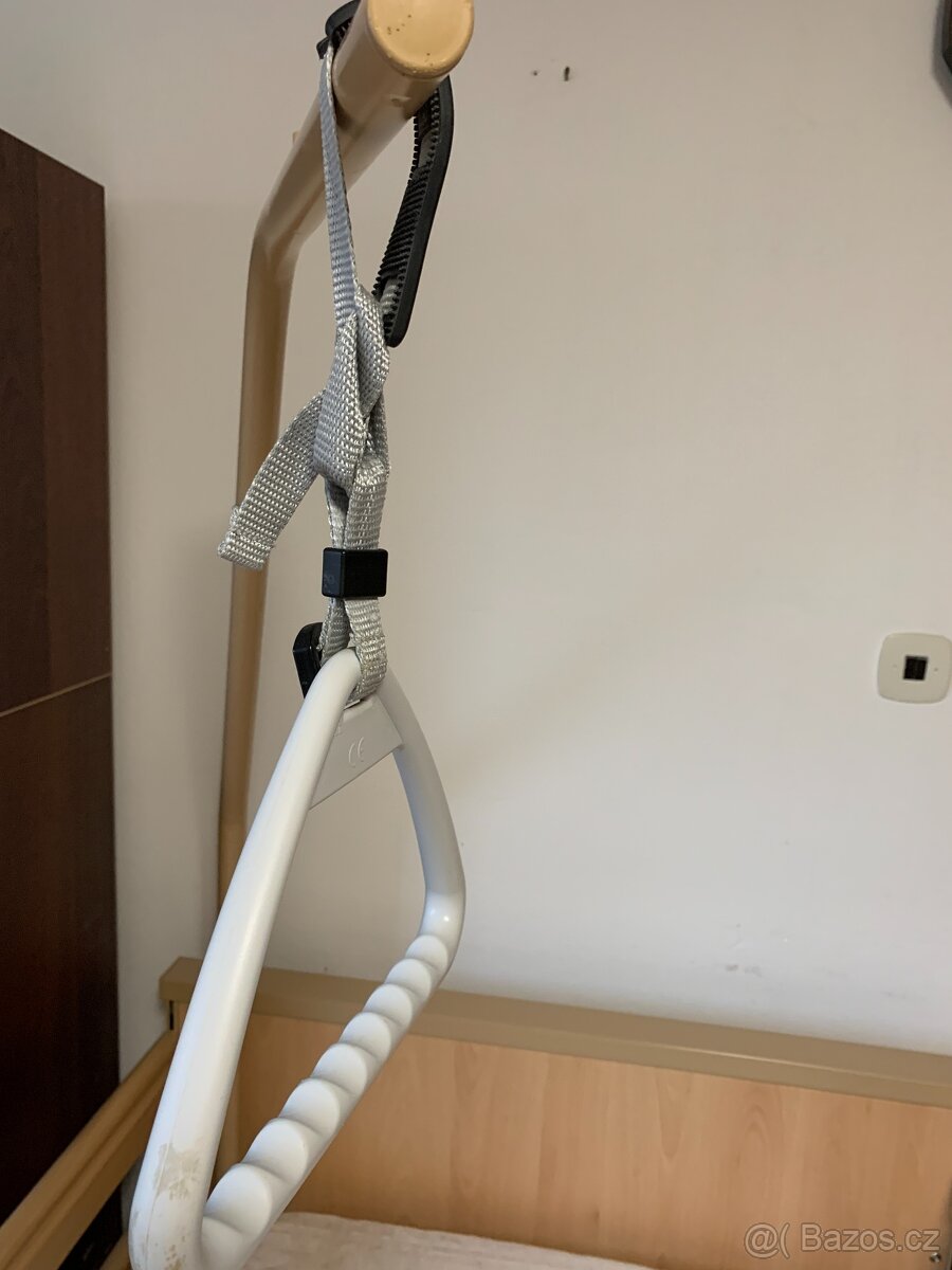 elektrická polohovací postel pro seniory a stolek - 4