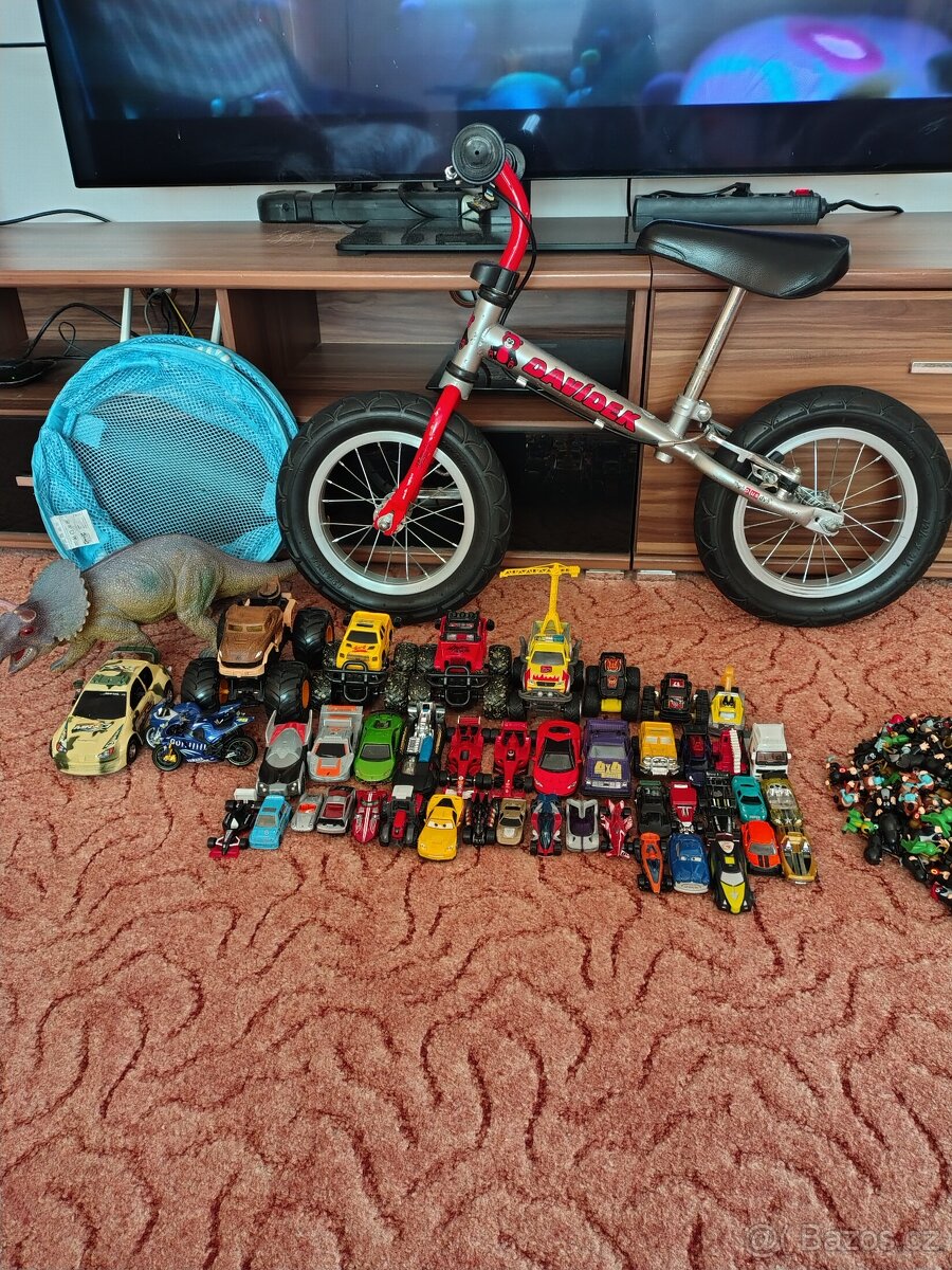 Odrážedlo a mix hraček - 4