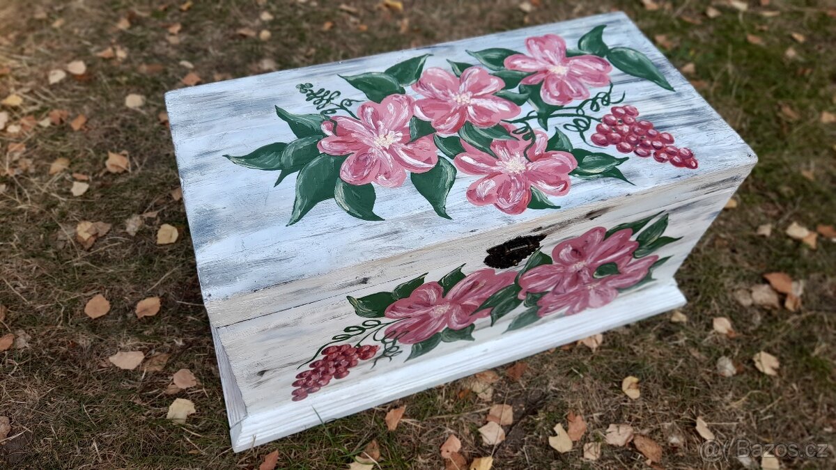 Stará dřevěná truhla s květy - 4