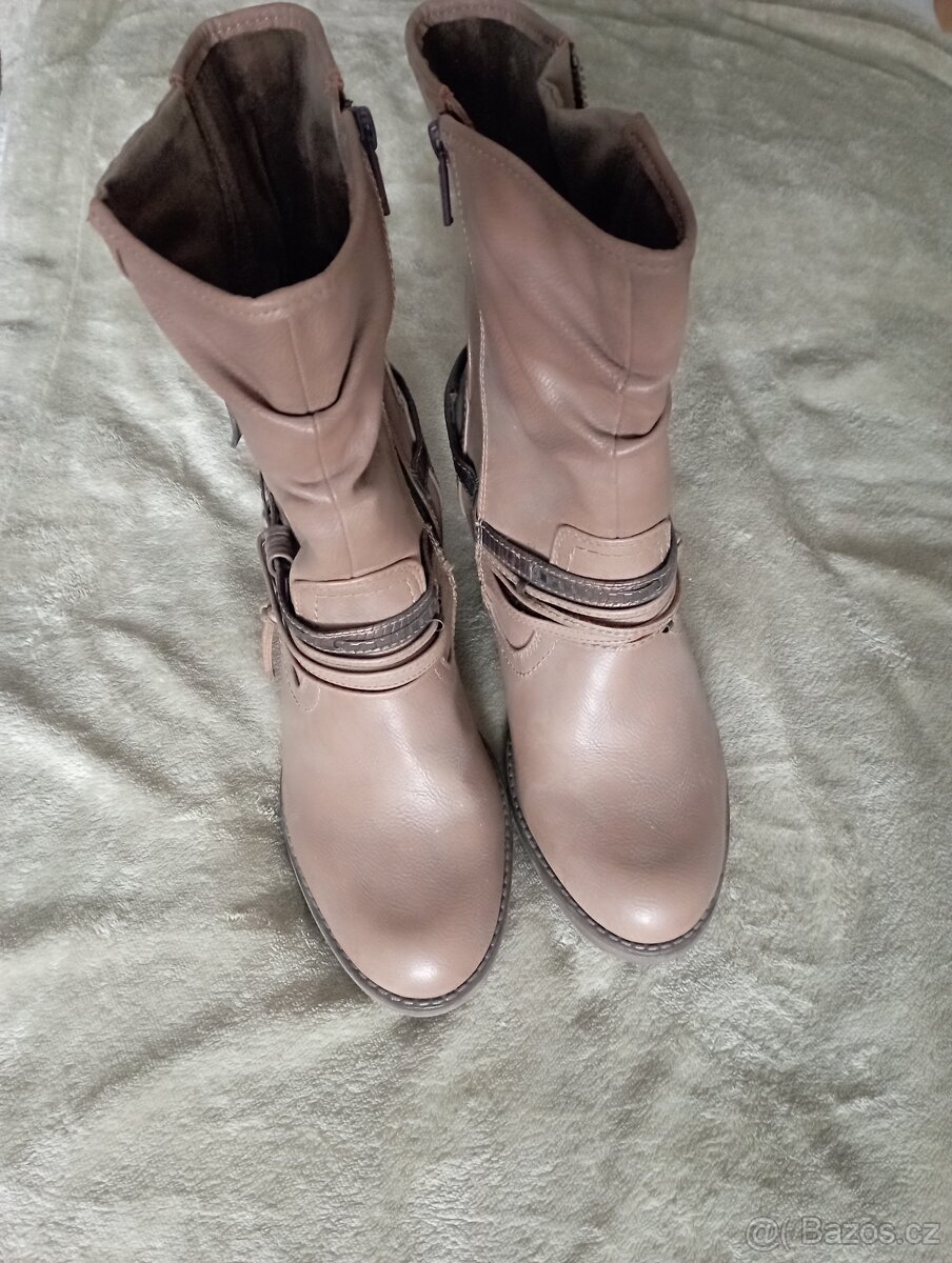 Dámská kotníková obuv značky Mustang - 4