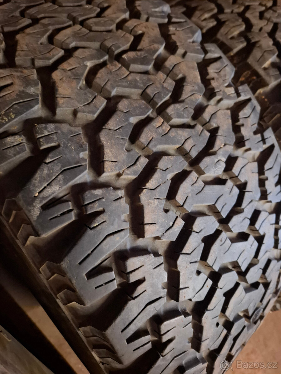 jeep wrangler prodam pneu 325/60/15 M+S - 4