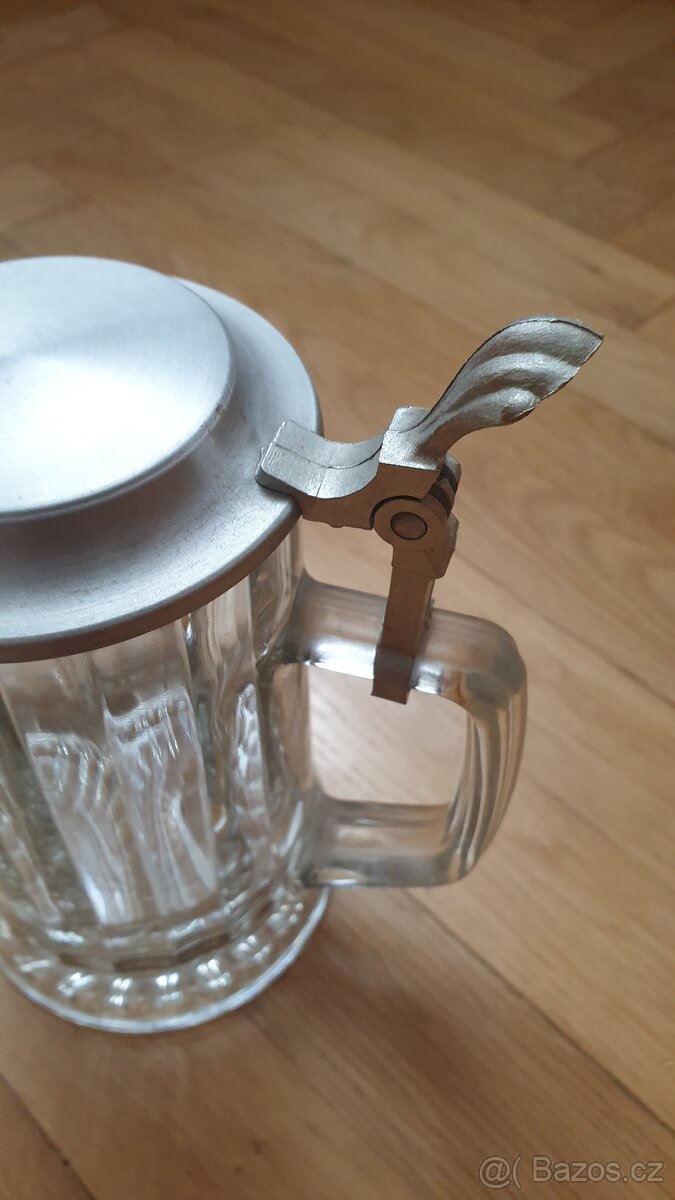 Skleněný pivní korbel s poklicí - 4